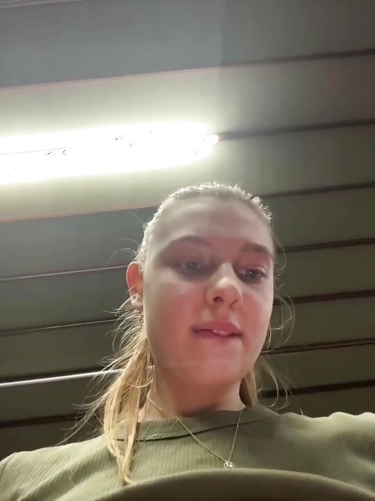 Rabuda em Leggings treinando tão duro