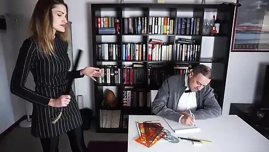 Женское доминирование, телочка наказывает своего раба в офисе