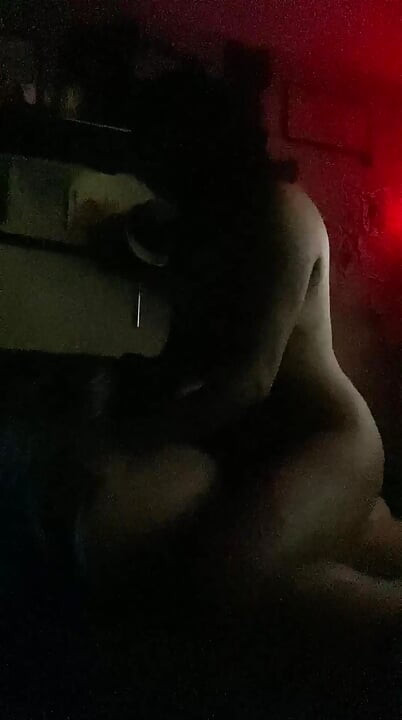 Montándome en la sala, sin censura porque está oscuro