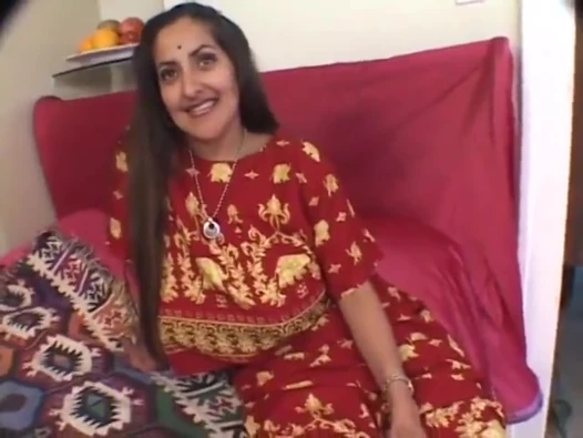 Cowok ini masukin kontolnya ke dalam mulut gadis india dan memeknya dijilat sama pria lain