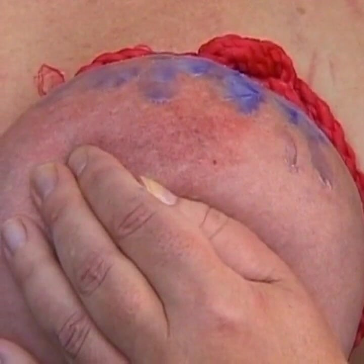 Matură sexy roșcată înlănțuită suportă ceară fierbinte de lumânare