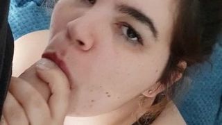 Ragazza tettona prende in giro il cazzo