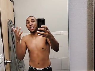 Miguel Brown sans chemise dans la salle de bain dans la vidéo de boxe 9