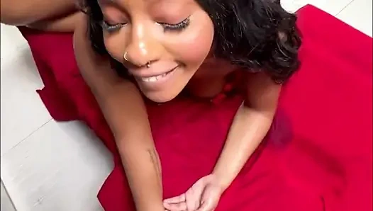 Ebenholz-teen mit riesigen natürlichen titten lily starfire wird nach der massage gefickt