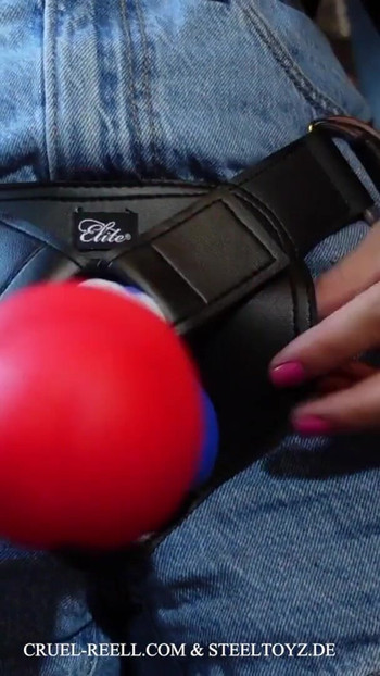 Památný okamžik z "Ultimate Pleasure with Cruel Reell: The Universal Heavy Duty Postroj od Steeltoyz"