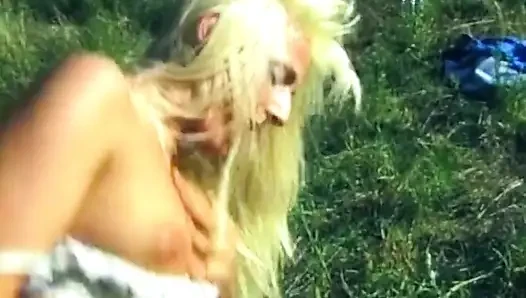 Blonde amateurin draußen hart im gras gefickt
