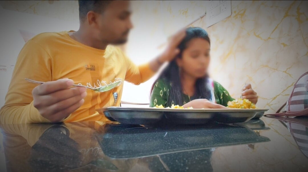 Stepsister and brother sex - Aapne chhote bahan ko hotel me khana kilane le aaya aaur ohi per room me aapne bahan ki gand mar li.