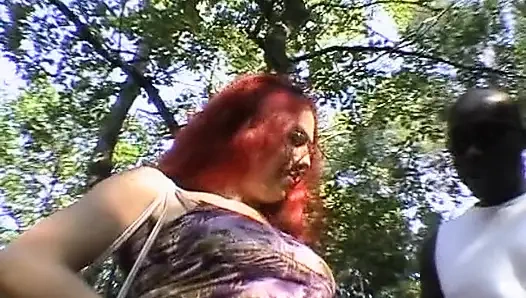 Ir si cewek perancis rambut merah didobel penetrasi di hutan