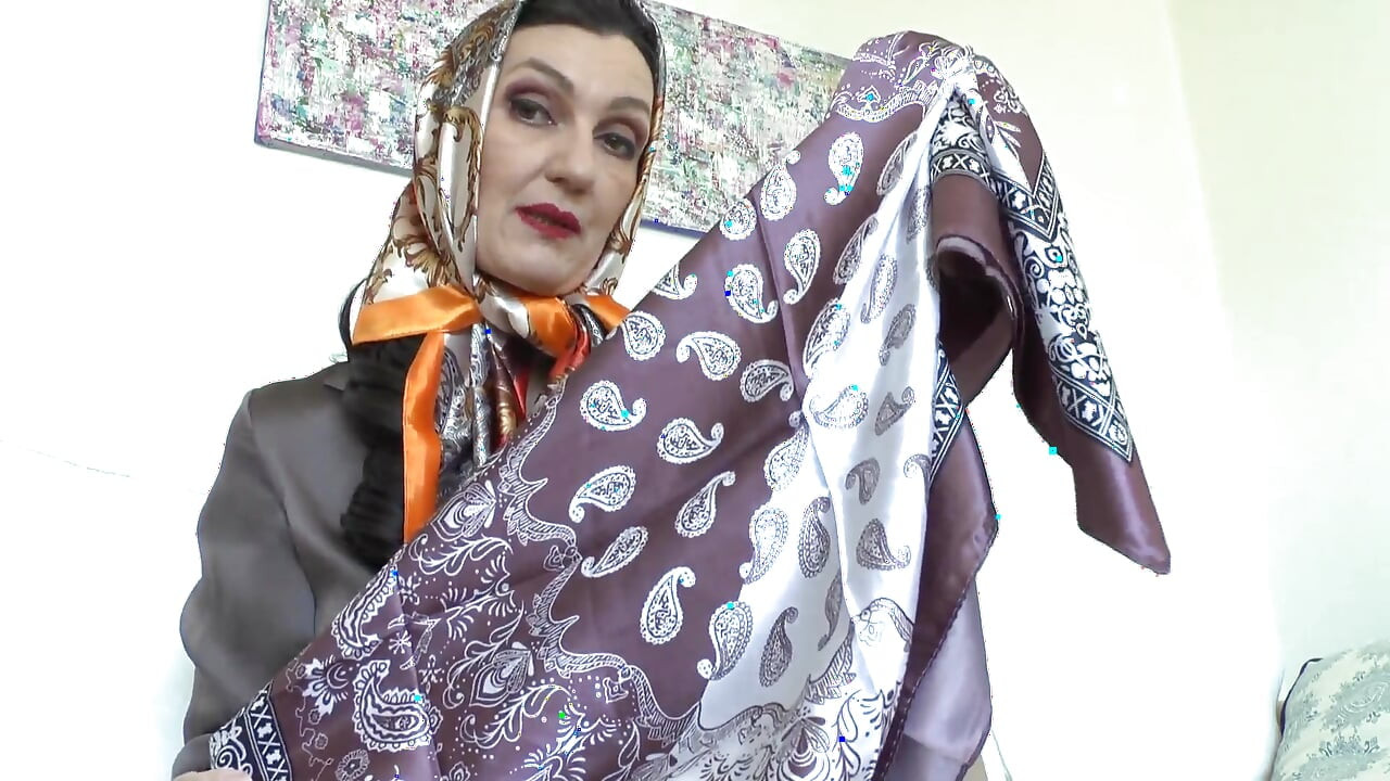 Heyecan verici saten eşarp oyunları! Lady Victoria Valente