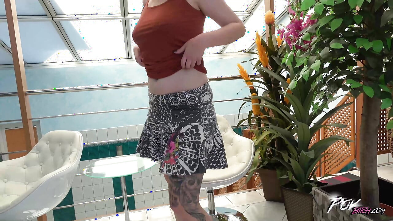 큰 자지로 모든 체위로 섹스해야 하는 문신을 한 짧은 머리 금발