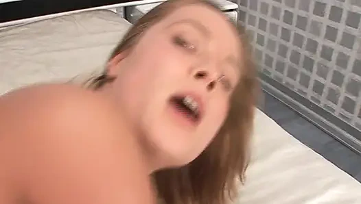 Edepsiz genç kız dev yarağı seviyor!!