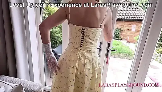 Ah la la! İngiliz Lara Lateks LarasPlayground'da Fransız külotlu oynuyor
