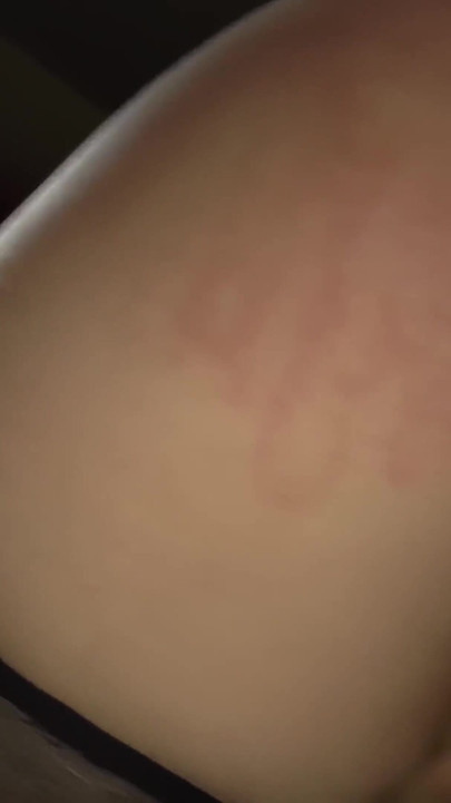 Petrecere în trei cu curvă germană cu roșcată cu țâțe mici moi are parte de pizda ei penetrată de pule uriașe