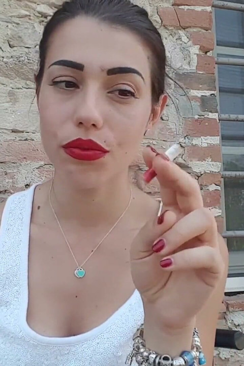 Nasty Petra ryger sin cigaret udendørs