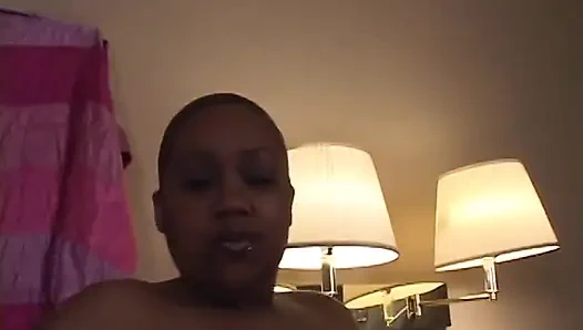 Alize si cewek imut kulit hitam lagi asik dientot gaya doggy di ranjang sampai mengerang keenakan