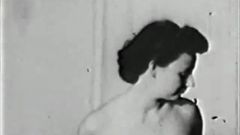 Chica suave se desnuda y posa (vintage de los años 50)