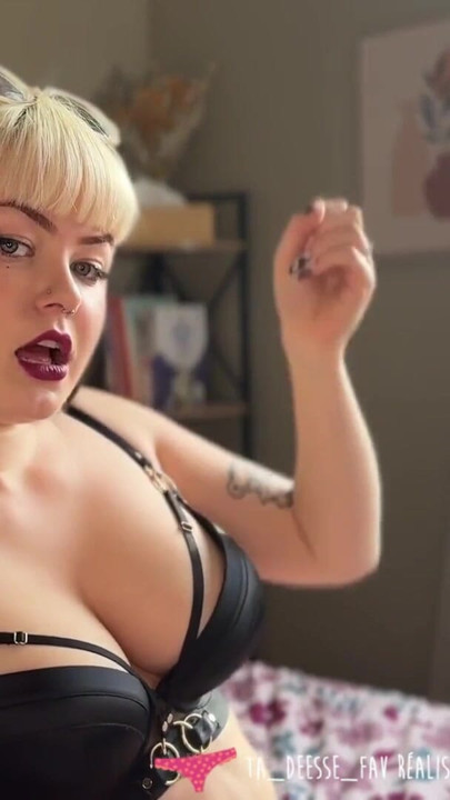 Vends-ta-culotte - A stunning French dominatrix is controlling closely your masturbation | Clip 1