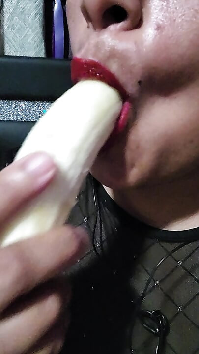 Luciéndose sexy comiendo un plátano