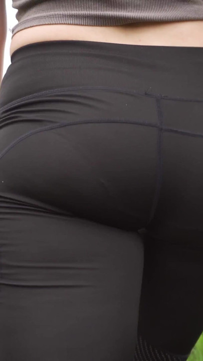 MILF in engen leggings geht und neckt sichtbares höschen