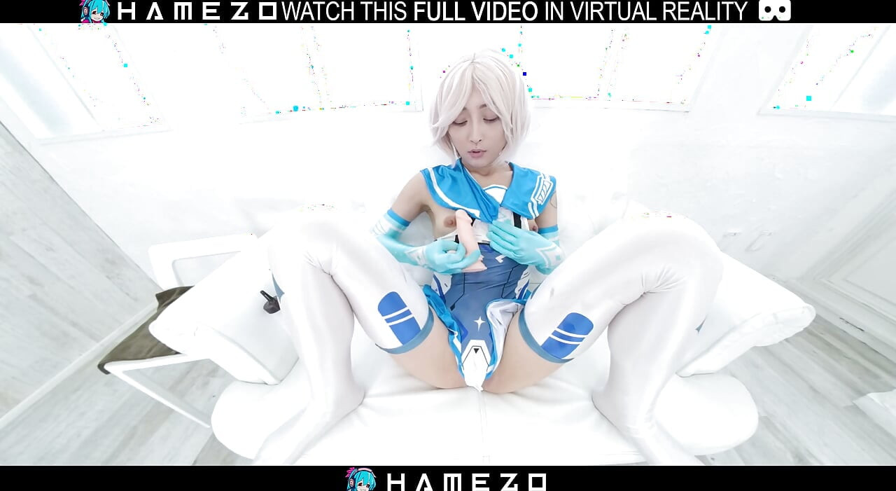 在VR中，迷人的日本美女Sora Suda一边呻吟一边高潮。
