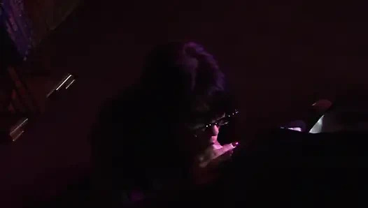 Pria dengan sarung tangan ngentot cewek culun rambut cokelat dengan stoking di mejanya