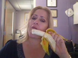 Milf tiene habilidades locas con el plátano