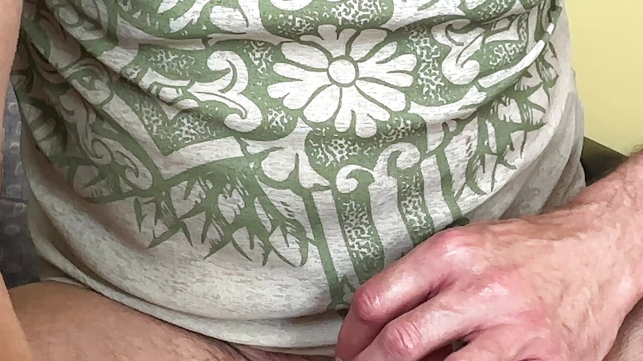 好色的成熟男人玩弄雞巴和屁股以及大量精液。
