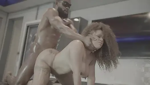 Tombul orta yaşlı seksi kadın masaj sırasında azıyor ve büyük zenci yarağına hayır diyemiyor!