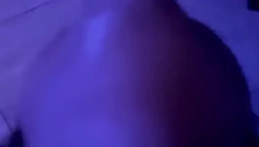 Cewek itu nyepong kontol besar itu