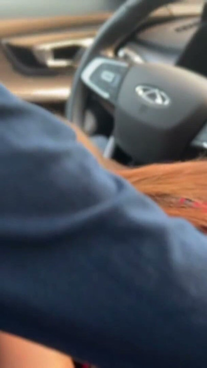 Sex oral la volan duce la futai cu autostopista brunetă | Clip 1