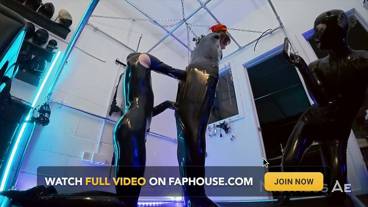 Bts: Neon-beleuchtetes alien latexlabor - stehendes fisting in einem Latexsack