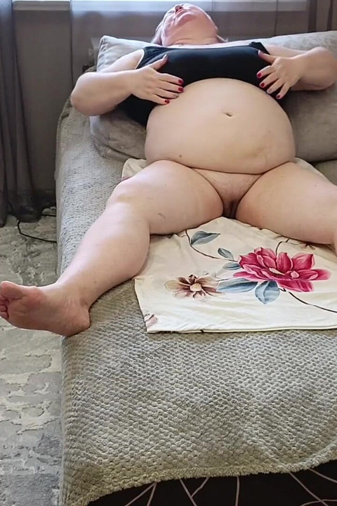 A Friend Masturbates Her Pussy with Toys During a Break