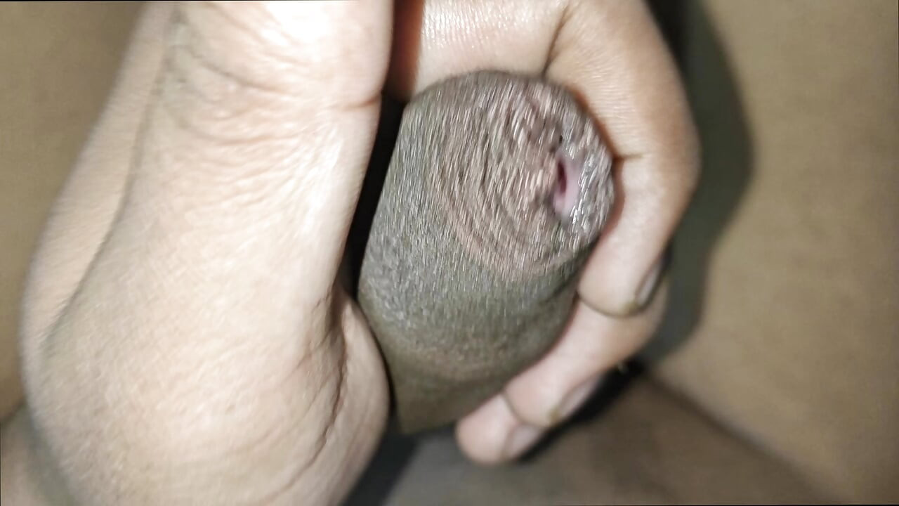 Mladić drka i ima snažan orgazam