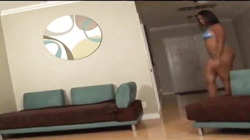 Garanhão em forma dobra gata peituda no sofá para que ele possa transar com ela profundamente