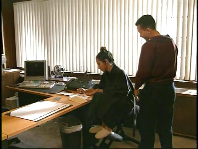 Secretária com peitos incríveis garganta profunda e leva pau enorme do chefe no escritório