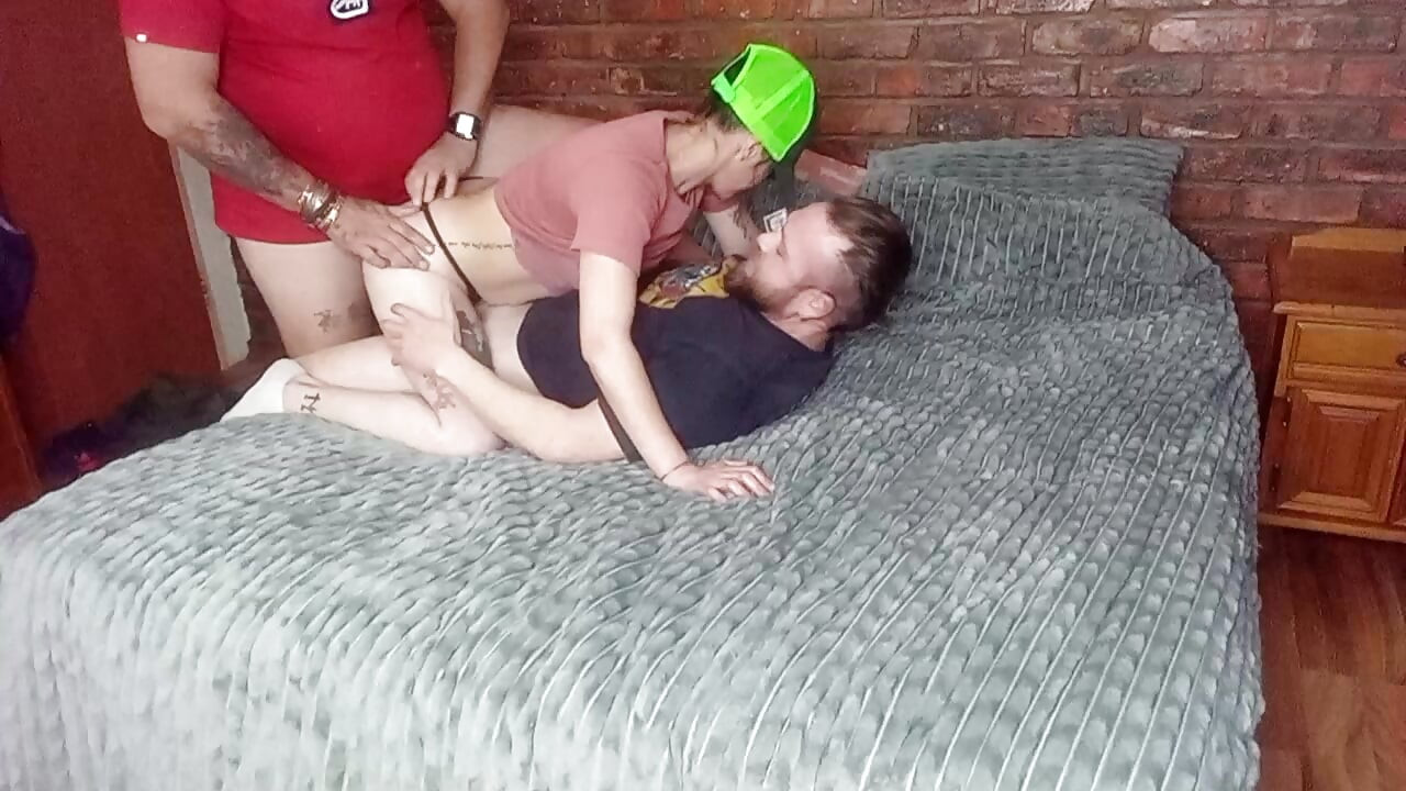 הוא נהנה מזה כשהזרע שלו נוטף ממני