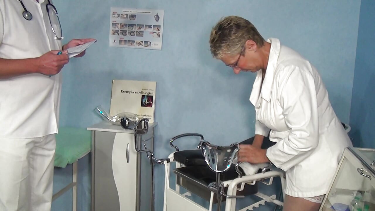 Ginecologista com tesão fode eu e minha meia-irmã