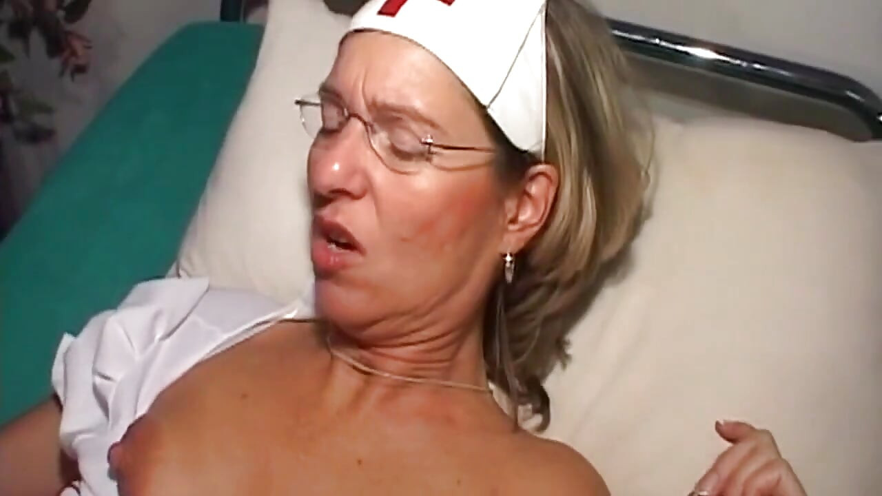 Mogen sjuksköterska MILF tar tjock kuk djupt i röpan