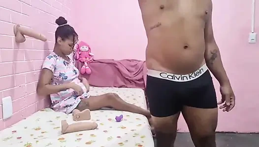 Üvey babam beni evde sadece ben ve onun gözlemlemesi gerçeğinden faydalandı