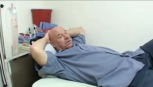 Schöne schwarze schlampe mit schönen titten reibt schwanz eines kerles mit ihren füßen im bett