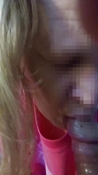 看我給這傢伙口交！火辣熟女口交！