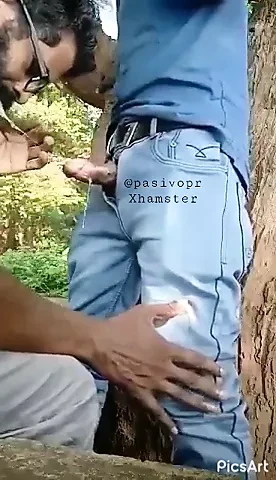 Ragazzo indiano fa pompino in pubblico