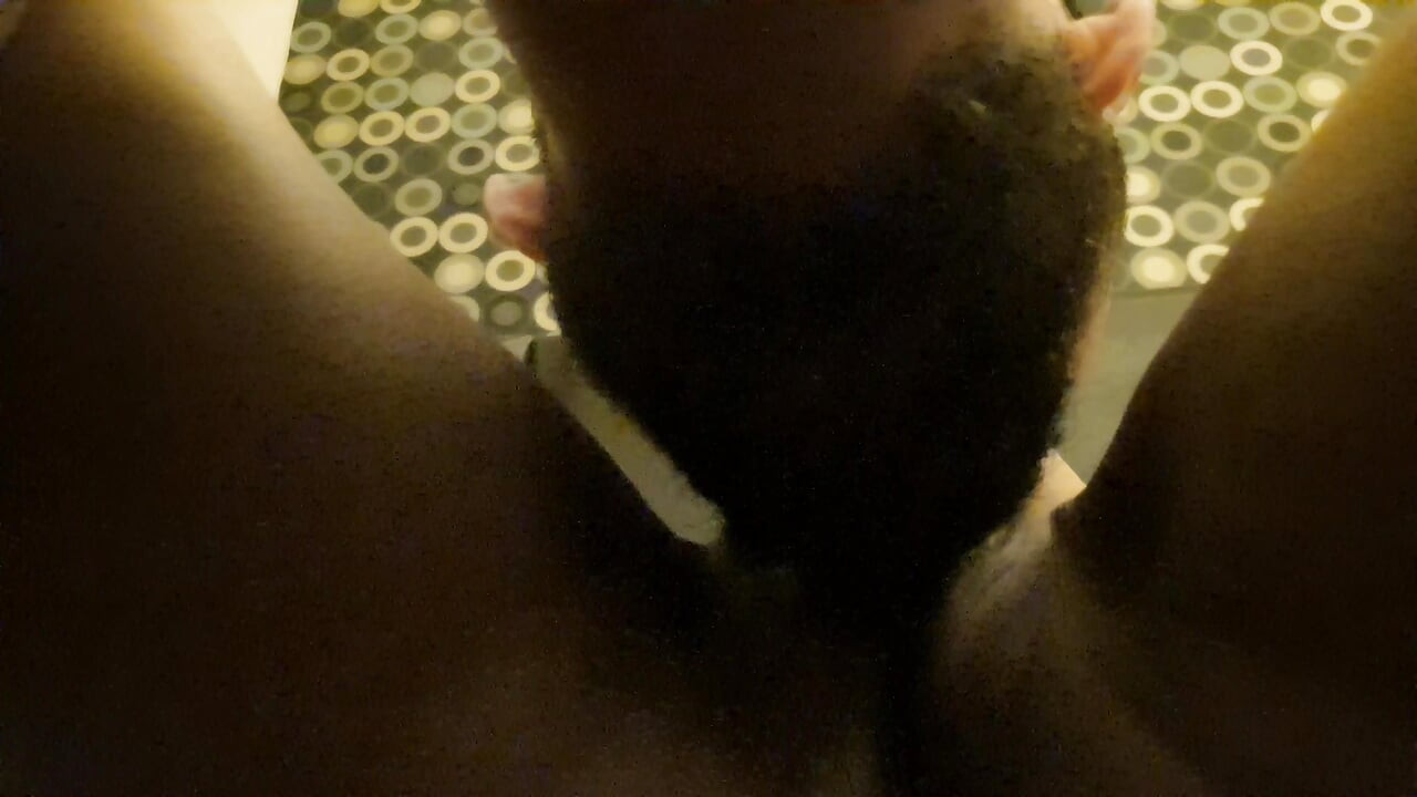 Het mooiste poesje likken en neuken voor een mooie auto