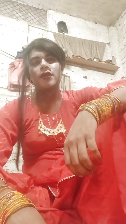 Urvashi Rani avale du sperme en suçant une bite