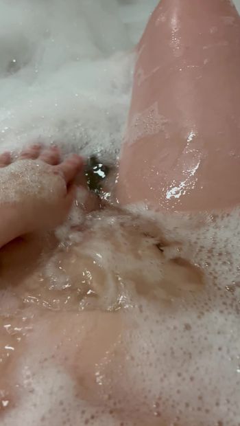 I play with my nipples in bubble bathtub