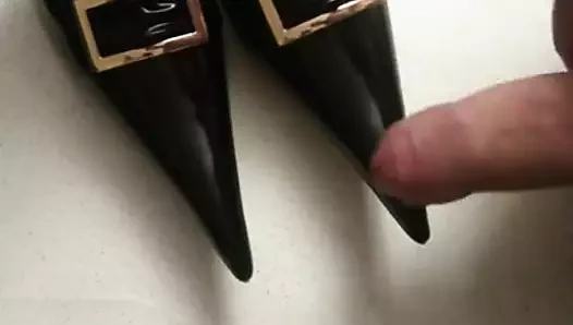 Stilletto yüksek topuklu ayakkabılara boşalın.
