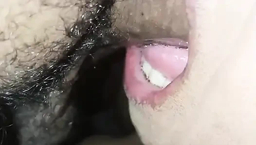 Penisini boğazından çıkarmadan emdi, sadece tamamen yumuşakken durdu.