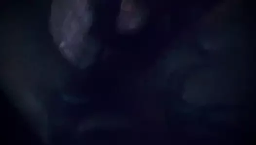Güzel adam kendine güzel bir elle muamele çekiyor
