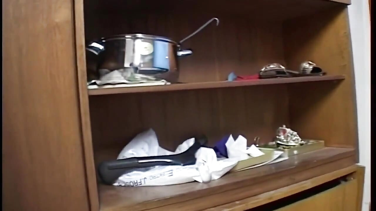 Azgın esmer orta yaşlı seksi kadın kendini umbrella ile parmaklıyor ve sikiyor