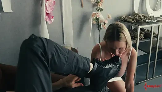 Si cewek super semok rebel rhyder lagi asik ngentot pantat, pantat, dan lantai sampai banjir sperma